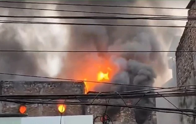 চকবাজারে ভবনে আগুন: ফায়ার সার্ভিসের সাতটি ইউনিটে পরিস্থিতি স্থিতিশীল